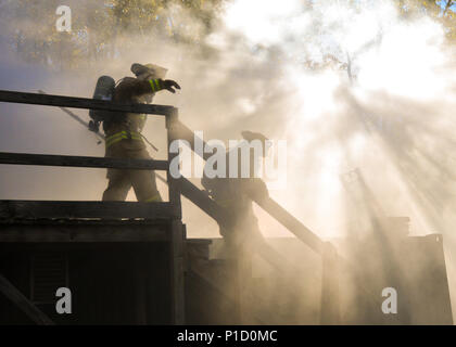 Les aviateurs de la 174e Escadre attaque Pompiers quitter la simulation d'un immeuble en feu pendant un exercice tenu le Hancock Field Air National Guard Base le 15 octobre, 2016. L'exercice faisait partie d'une unité d'inspection efficacité capstone. Banque D'Images