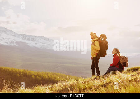 Couple de randonneurs ayant reste contre les montagnes. Le Trekking ou randonnées concept avec place pour le texte Banque D'Images