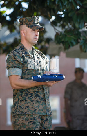 Corps des Marines des États-Unis 1er Sgt. Joshua W. Hairston, 2e Bataillon, 2e Division de Marines (2d MARDIV), se prépare à livrer un drapeau de retraite de Sgt. Le major David L. Bradford Camp Lejeune, N.C., 13 octobre, 2016. Après 30 ans de service dans le Corps des Marines des États-Unis, le Sgt. Le major David L. Bradford a pris sa retraite et a quitté le commandement du 2d MARDIV de Sgt. Le major Michael P. Woods. (U.S. Marine Corps photo par le Cpl. Kelly L. Street, Caméra de combat 2D MARDIV) Banque D'Images