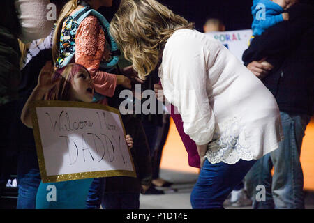 Les familles et les amis se réunissent à la Marine corps Air Station Cherry point, Caroline du Nord, le 15 octobre 2016, pour accueillir les Home Marines du VMAQ-4 après un déploiement de six mois pour soutenir les opérations du United States Central Command à la base aérienne d'Incirlik, en Turquie. Le retour au pays reconnaît l'achèvement des missions de guerre électronique, du soutien opérationnel et des tâches de sécurité régionale entreprises par l'escadron pendant le déploiement. Banque D'Images