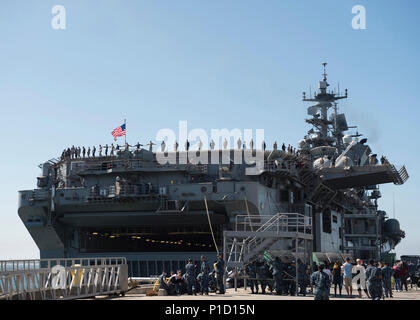 161014-N-UK248-183 SAN DIEGO (oct. 14, 2016) - marins et Marines man les rails comme l'atterrissage d'assaut amphibie USS Makin Island (DG 8) se prépare à quitter Naval Station San Diego pour un déploiement prévu. Makin Island est une partie de l'île de Makin groupe amphibie, qui servira aux États-Unis 3e, 5e et 7e flotte zone d'exploitation, fournissant des opérations de sécurité maritime, de la capacité d'intervention de crise, la coopération en matière de sécurité et de l'avant théâtre présence navale. (U.S. Photo de la marine du Maître de 2e classe Kristina Young/libérés) Banque D'Images