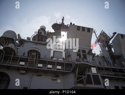 161014-N-UK248-225 SAN DIEGO (oct. 14, 2016) - marins et Marines man les rails comme l'atterrissage d'assaut amphibie USS Makin Island (DG 8) se prépare à quitter Naval Station San Diego pour un déploiement prévu. Makin Island est une partie de l'île de Makin groupe amphibie, qui servira aux États-Unis 3e, 5e et 7e flotte zone d'exploitation, fournissant des opérations de sécurité maritime, de la capacité d'intervention de crise, la coopération en matière de sécurité et de l'avant théâtre présence navale. (U.S. Photo de la marine du Maître de 2e classe Kristina Young/libérés) Banque D'Images