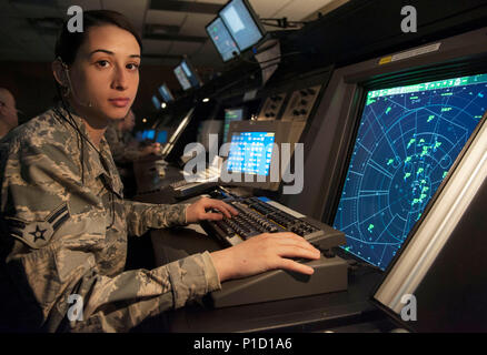 Giorgia Repici Navigant de première classe, un contrôleur de la circulation aérienne avec le 71e Escadron de soutien aux opérations, pose pour une photo dans l'Vance Air Force Base installation de contrôle d'approche radar, le 4 octobre. Repici grandi en écoutant son père raconter des histoires à propos de ses aventures comme un C-130J Super Hercules pilote dans les Forces aériennes italiennes. (U.S. Air Force photo/Tech. Le Sgt. Nancy Falcon) Banque D'Images