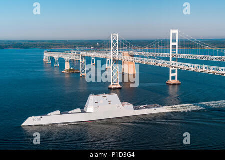 161017-N-EC233-311 BAIE DE CHESAPEAKE, au Maryland (oct. 17, 2016), USS Zumwalt (DDG 1000) passe sous le gouv. William Preston Lane Memorial Bridge, également connu sous le pont de la baie de Chesapeake, à mesure que le navire se rend dans sa nouvelle maison du port de San Diego, en Californie. Zumwalt a été commandé à Baltimore, Maryland, le 15 octobre et est le premier d'une classe de trois navires de la Marine, le plus récent plus avancé du point de vue de la mission multi-destroyers lance-missiles. (U.S. Photo de la marine par Liz Wolter/libérés) Banque D'Images
