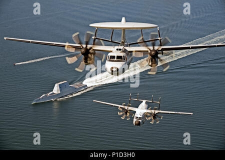 161017-N-UZ648-029 BAIE DE CHESAPEAKE, au Maryland (oct. 17, 2016) Un E-2D et d'un Hawkeye C-2A Greyhound Air affecté à l'Escadron d'essai et d'évaluation (VX) voler plus de 20 USS Zumwalt (DDG 1000) à mesure que le navire se rend dans sa nouvelle maison du port de San Diego, en Californie. Zumwalt a été commandé à Baltimore, Maryland, le 15 octobre et est le premier d'une classe de trois navires de la Marine, le plus récent plus avancé du point de vue de la mission multi-destroyers lance-missiles. (U.S. Photo de la marine par Erik Hildebrandt/libérés) Banque D'Images