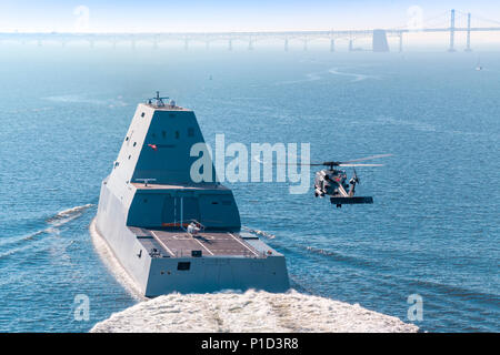 161017-N-EC233-184 BAIE DE CHESAPEAKE, au Maryland (oct. 17, 2016), USS Zumwalt (DDG 1000) approche de l'employé. William Preston Lane Memorial Bridge, également connu sous le pont de la baie de Chesapeake, à mesure que le navire se rend dans sa nouvelle maison du port de San Diego, en Californie. Zumwalt a été commandé à Baltimore, Maryland, le 15 octobre et est le premier d'une classe de trois navires de la Marine, le plus récent plus avancé du point de vue de la mission multi-destroyers lance-missiles. (U.S. Photo de la marine par Liz Wolter/libérés) Banque D'Images