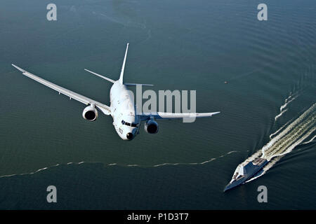 161017-N-UZ648-054 BAIE DE CHESAPEAKE, au Maryland (oct. 17, 2016) un P-8A Poseidon affectés à l'Escadron d'essai et d'évaluation de l'air (VX) 20 survole l'USS Zumwalt (DDG 1000) à mesure que le navire se rend dans sa nouvelle maison du port de San Diego, en Californie. Zumwalt a été commandé à Baltimore, Maryland, le 15 octobre et est le premier d'une classe de trois navires de la Marine, le plus récent plus avancé du point de vue de la mission multi-destroyers lance-missiles. (U.S. Photo de la marine par Erik Hildebrandt/libérés) Banque D'Images