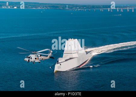 161017-N-EC233-334 BAIE DE CHESAPEAKE, au Maryland (oct. 17, 2016) Un SH-60R affecté à l'Escadron d'essai et d'évaluation de l'air (HX) 21 vole près de USS Zumwalt (DDG 1000) à mesure que le navire se rend dans sa nouvelle maison du port de San Diego, en Californie. Zumwalt a été commandé à Baltimore, Maryland, le 15 octobre et est le premier d'une classe de trois navires de la Marine, le plus récent plus avancé du point de vue de la mission multi-destroyers lance-missiles. (U.S. Photo de la marine par Liz Wolter/libérés) Banque D'Images