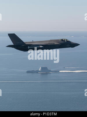 161017-N-VT045-002 BAIE DE CHESAPEAKE, au Maryland (oct. 17, 2016) l'avion CF-02, un F-35 Lightning II joint à la variante de l'Opérateur F-35 Pax River Force d'essai intégré (ITF) affectés à l'Escadron d'essai et d'évaluation de l'air (VX) 23 remplit un survol des missiles de l'USS Zumwalt (DDG 1000). (U.S. Photo de la marine par Andy Wolfe/libérés) Banque D'Images
