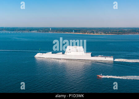 161017-N-EC233-284 BAIE DE CHESAPEAKE, au Maryland (oct. 17, 2016), USS Zumwalt (DDG 1000) approche de l'employé. William Preston Lane Memorial Bridge, également connu sous le pont de la baie de Chesapeake, à mesure que le navire se rend dans sa nouvelle maison du port de San Diego, en Californie. Zumwalt a été commandé à Baltimore, Maryland, le 15 octobre et est le premier d'une classe de trois navires de la Marine, le plus récent plus avancé du point de vue de la mission multi-destroyers lance-missiles. (U.S. Photo de la marine par Liz Wolter/libérés) Banque D'Images