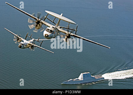 161017-N-UZ648-009 BAIE DE CHESAPEAKE, au Maryland (oct. 17, 2016) Un E-2D et d'un Hawkeye C-2A Greyhound Air affecté à l'Escadron d'essai et d'évaluation (VX) voler plus de 20 USS Zumwalt (DDG 1000) à mesure que le navire se rend dans sa nouvelle maison du port de San Diego, en Californie. Zumwalt a été commandé à Baltimore, Maryland, le 15 octobre et est le premier d'une classe de trois navires de la Marine, le plus récent plus avancé du point de vue de la mission multi-destroyers lance-missiles. (U.S. Photo de la marine par Erik Hildebrandt/libérés) Banque D'Images
