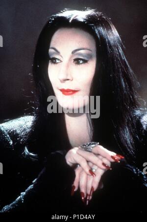 Titre original : LES VALEURS DE LA FAMILLE ADDAMS. Titre en anglais : LES VALEURS DE LA FAMILLE ADDAMS. Film Réalisateur : Barry Sonnenfeld. Année : 1993. Stars : Angélica Huston. Credit : PARAMOUNT PICTURES / Album Banque D'Images