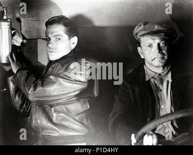 Titre original : SABOTEUR. Titre en anglais : SABOTEUR. Film Réalisateur : Alfred Hitchcock. Année : 1942. Stars : Robert Cummings, MURRAY ALPER. Credit : UNIVERSAL PICTURES / Album Banque D'Images