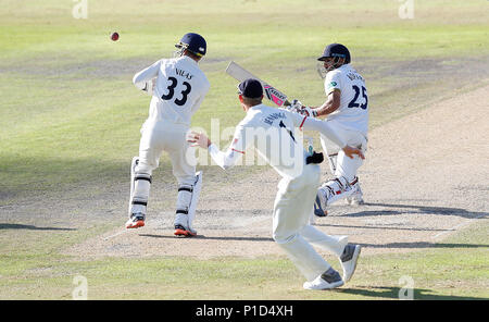 Batteurs Ravi Bopara Essex hits out du bowling de Liam du Lancashire Livingstone, sur la troisième journée du championnat Division Specsavers County, un match à Unis Old Trafford, Manchester. Banque D'Images