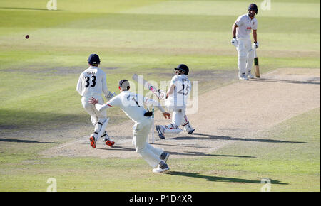 Batteurs Ravi Bopara Essex hits out du bowling de Liam du Lancashire Livingstone, sur la troisième journée du championnat Division Specsavers County, un match à Unis Old Trafford, Manchester. Banque D'Images