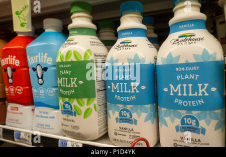 Bouteilles de marque Bolthouse Farms le lait à base de plantes sont considérés dans un supermarché de New York le mardi, Mai 29, 2018. Bolthouse Farms est une marque de la Campbell Soup Co. a acheté en 2012. (Â© Richard B. Levine) Banque D'Images