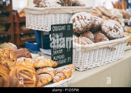 Pâtisserie et un croissant en regard de Daylesford miel bio de figues et de noix à Daylesford Organic Farm festival d'été. Daylesford, Cotswolds. UK Banque D'Images