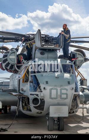 Un Corps des Marines américains CH-53E Super Stallion appartenant à des hélicoptères lourds Marine 461 reçoit une refonte dans le cadre du programme de remise à l'intérieur de l'aile Marine 2e à bord de Marine Corps Air Station New River, N.C., Oct 18, 2016. Réinitialiser le programme est conçu pour prendre de la Force maritime de la flotte CH-53E Super Stallion Helicopters et de révision de toutes les conduites d'alimentation, le câblage, les cellules, moteurs, et tous les autres systèmes d'accomplir un vol prêt flotte de Marine Corps d'hélicoptères. (Marine Corps Photo par Lance Cpl. Anthony J. Brosilow/libérés) Banque D'Images