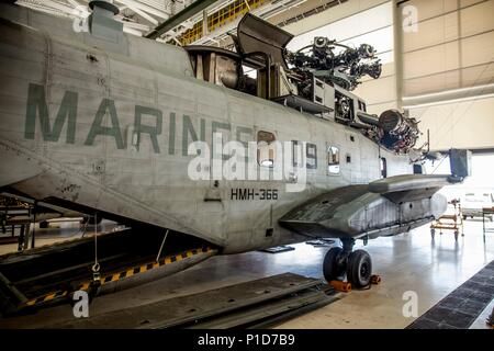 Un Corps des Marines américains CH-53E Super Stallion appartenant à des hélicoptères lourds Marine 366 reçoit une refonte dans le cadre du programme de remise à l'intérieur de l'aile Marine 2e à bord de Marine Corps Air Station New River, N.C., Oct 18, 2016. Réinitialiser le programme est conçu pour prendre de la Force maritime de la flotte CH-53E Super Stallion Helicopters et de révision de toutes les conduites d'alimentation, le câblage, les cellules, moteurs, et tous les autres systèmes d'accomplir un vol prêt flotte de Marine Corps d'hélicoptères. (Marine Corps Photo par Lance Cpl. Anthony J. Brosilow/libérés) Banque D'Images