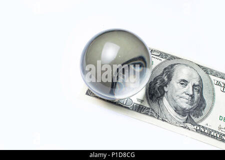 Hundred dollar bill sous une loupe ball est inspectée photo conceptuelle isolé sur fond blanc. Selective focus Banque D'Images