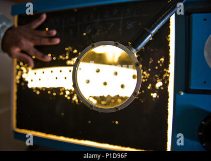 La loupe agrandit une partie de x-ray film à Minot Air Force Base, N.D., Octobre 17, 2016. Contrôle non destructif d'aviateurs de la 5e Escadron de maintenance utilisent des rayons x pour l'inspection des soudures sur le B-52H Stratofortress. (U.S. Air Force photo/Navigant de première classe J.T. Armstrong) Banque D'Images