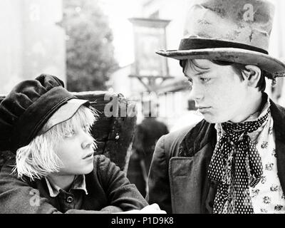 Titre original : OLIVER TWIST. Titre en anglais : OLIVER TWIST. Directeur de film : CLIVE DONNER. Année : 1982. Stars : OLIVER COTTON ; RICHARD CHARLES. Credit : TRIDENT FILMS / Album Banque D'Images