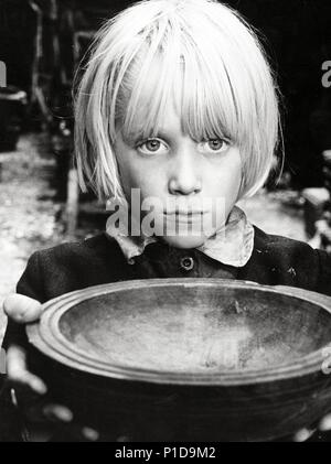 Titre original : OLIVER TWIST. Titre en anglais : OLIVER TWIST. Directeur de film : CLIVE DONNER. Année : 1982. Stars : RICHARD CHARLES. Credit : TRIDENT FILMS / Album Banque D'Images