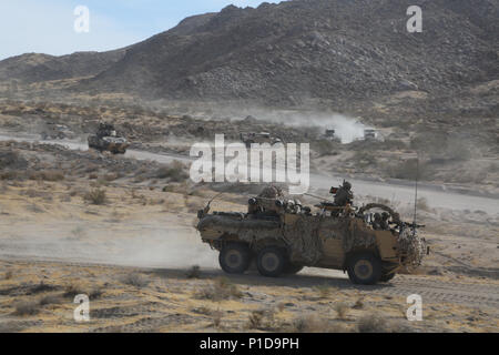 Les soldats de l'armée britannique, affectés à la Garde côtière canadienne, 1er Queens Dragoon engager l'ennemi au cours d'une action décisive 17-01 Rotation au Centre National d'entraînement à Fort Irwin, en Californie, le 10 octobre 2016. (U.S. Photo de l'armée par le Sgt. Christopher Blanton, Operations Group, National Training Center) Banque D'Images
