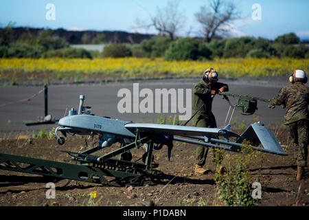 Les Marines américains affectés à l'escadron de véhicules aériens sans pilote (3), 'VMU-3 Phantoms," à préparer un RQ-7B v2 Shadow pour une reconnaissance aérienne au cours de la Vipère de lave 17,1, à bande d'air à bord de la Cooper Pohakuloa Domaine de formation, sur la grande île d'Hawaï, le 19 octobre 2016. Viper de lave est un exercice d'entraînement interarmes annuel qui intègre des éléments tels que la masse et la logistique, d'infanterie de tir indirect avec les unités d'artillerie de l'air ainsi que le soutien de l'élément de l'aviation. (U.S. Marine Corps photo par le Cpl. Geoffrey S. Gomez) Banque D'Images