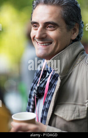 Smiling businessman drinking coffee Banque D'Images