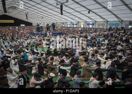 Ferme d'Oakland, Green Street, East Worldham, Alton, Hampshire, GU34 3AU. 14 août 2016. Le calife de la communauté musulmane ahmadiyya, Son H Banque D'Images