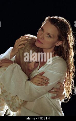 Titre original : WHITE OLEANDER. Titre en anglais : WHITE OLEANDER. Film Réalisateur : PETER KOSMINSKY. Année : 2002. Stars : Michelle Pfeiffer ; Alison Lohman. Credit : WARNER BROS. Images / ZINK, Vivian / Album Banque D'Images