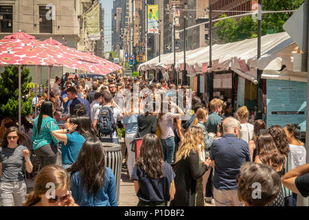 Des centaines d'lunchers pack mange Madison Square à New York, avant la grande escapade Memorial Day le jeudi, Mai 24, 2018. Le mois de la foire de l'alimentation temporaire, en place d'une valeur par Madison Square Park, apporte toute une gamme de restaurants offrant un coin repas extérieur attire les gourmands et expérience de la foule après le travail. (Â© Richard B. Levine) Banque D'Images