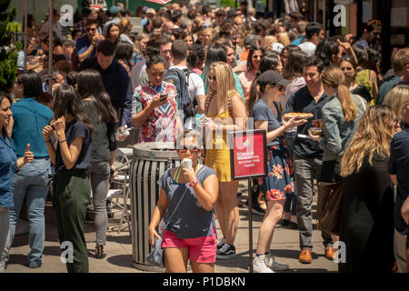 Des centaines d'lunchers pack mange Madison Square à New York, avant la grande escapade Memorial Day le jeudi, Mai 24, 2018. Le mois de la foire de l'alimentation temporaire, en place d'une valeur par Madison Square Park, apporte toute une gamme de restaurants offrant un coin repas extérieur attire les gourmands et expérience de la foule après le travail. (Â© Richard B. Levine) Banque D'Images