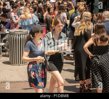 Des centaines d'lunchers pack mange Madison Square à New York, avant la grande escapade Memorial Day le jeudi, Mai 24, 2018. Le mois de la foire de l'alimentation temporaire, en place d'une valeur par Madison Square Park, apporte toute une gamme de restaurants offrant un coin repas extérieur attire les gourmands et expérience de la foule après le travail. (Â© Richard B. Levine) Banque D'Images