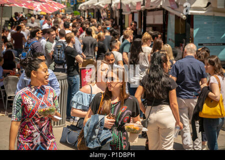 Des centaines d'lunchers pack mange Madison Square à New York, avant la grande escapade Memorial Day le jeudi, Mai 24, 2018. Le mois de la foire de l'alimentation temporaire, en place d'une valeur par Madison Square Park, apporte toute une gamme de restaurants offrant un coin repas extérieur attire les gourmands et expérience de la foule après le travail. (© Richard B. Levine) Banque D'Images