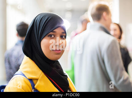 Portrait smiling businesswoman wearing hijab, confiant Banque D'Images
