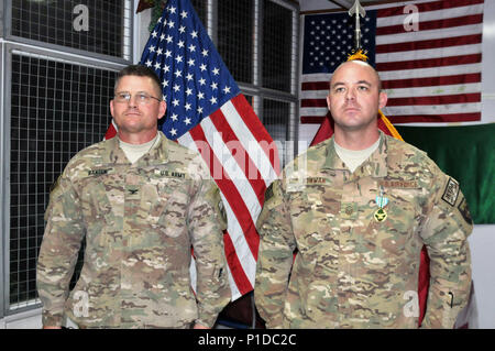 Le sergent-chef. Michael L. Bowman de Melbourne, en Floride, avec le Colonel Richard Hansen de la Combined Joint Direction de l'ingénierie de Combined Security Transition Command - Afghanistan au cours d'une cérémonie de remise de prix sur Camp Appui résolu ici à Kaboul. Le sergent-chef. Bowman a reçu l'ordre de la Bronze Médaille de Fleury pour sa carrière réalisations pour la formation des ingénieurs militaires et de service CJENG du CSTC-A. Banque D'Images