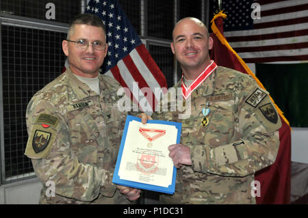 Le sergent-chef. Michael L. Bowman de Melbourne, Florida sourire après l'ordre de la Bronze Médaille de Fleury, cette semaine, pour sa carrière réalisations pour la formation des ingénieurs militaires et à l'ingénierie de service interarmées direction ici pour Combined Security Transition Command - Afghanistan. Le prix a été présenté par CJENG Le Colonel Directeur Richard Hansen. Ingénieur senior en théâtre, le Major-général Richard G. Kaiser, qui est également le commandant général de la CSTC-A, était présent pour la cérémonie. La Médaille de Fleury, un prix de l'US Army Engineer Association, a été nommé en l'honneur de François-Louis Te Banque D'Images