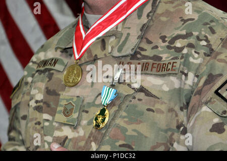 Le sergent-chef. Michael L. Bowman de Melbourne, en Floride, a reçu l'ordre de la Bronze Médaille de Fleury, cette semaine, pour sa carrière réalisations pour la formation des ingénieurs militaires et à l'ingénierie de service interarmées direction ici pour Combined Security Transition Command - Afghanistan. Le prix a été présenté par CJENG Le Colonel Directeur Richard Hansen. Ingénieur senior en théâtre, le Major-général Richard G. Kaiser, qui est également le commandant général de la CSTC-A, était présent pour la cérémonie. La Médaille de Fleury, un prix de l'US Army Engineer Association, a été nommé en l'honneur de François-Louis Teissè Banque D'Images