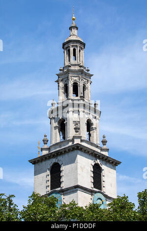 Le clocher de Saint Clement Danes church - l'église centrale de la Royal Air Force, situé sur le Strand, à Londres au Royaume-Uni. Banque D'Images