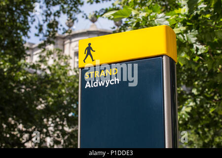 Un signe pour les piétons et l'Aldwych Strand à Londres, au Royaume-Uni. Banque D'Images