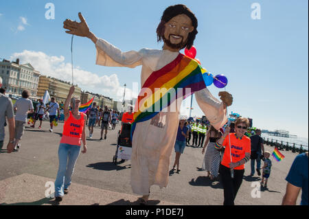 Brighton, East Sussex, août 6th, 2016. Des milliers de personnes bordent les rues de Brighton pour aider à célébrer le plus grand festival de la fierté dans le Royaume-Uni, avec Banque D'Images