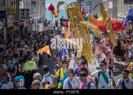 Brighton, East Sussex, août 6th, 2016. Des milliers de personnes bordent les rues de Brighton pour aider à célébrer le plus grand festival de la fierté dans le Royaume-Uni, avec Banque D'Images