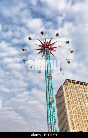 Vue Portrait du Star Flyer ride à Londres, en Angleterre. Banque D'Images