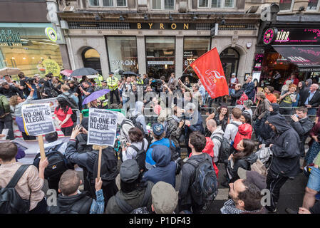 114 High Holborn, Londres, 1er août 2016. Jusqu'à 150 : une manifestation devant une succursale de Byron hamburgers à Holborn, Londres Centre. E Banque D'Images