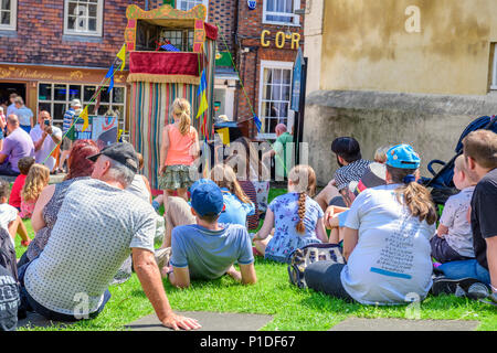 Les enfants se rassemblent pour assister à un spectacle traditionnel de Punch and Judy au festival Rochester dickens Banque D'Images