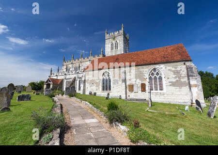 Chemin menant au sanctuaire de l'Église saxonne Wootton Wawen, Angleterre. Banque D'Images