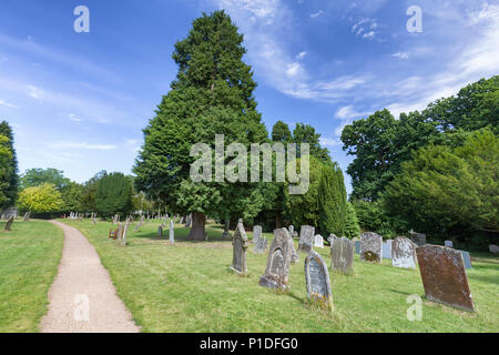 Cimetière de l'église sanctuaire Saxon à Wootton Wawen, Angleterre. Banque D'Images