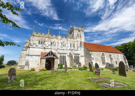 Vue de côté de l'église sanctuaire Saxon à Wootton Wawen, Angleterre. Banque D'Images